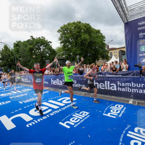 29.06.2025 - hella hamburg halbmarathon Zöllner http://msf.ph/oto/8443695 29.06.2025 10:56:56 Ziel 1955, 2282, 2378, 2741, 2759, 5418, 6835, 7716, 11043, 13816, 15097, 16008, 16009, 16620, 16679 meine-sportfotos.de