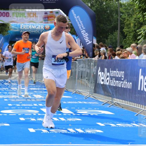 29.06.2025 - hella hamburg halbmarathon Strokosch-Dieckow http://msf.ph/oto/8443703 29.06.2025 10:39:57 Ziel 1603, 2563, 2573, 2826, 3626, 4766, 5050, 5375, 6080, 6149, 7981, 8467, 8574, 11714, 12091, 13514, 15421, 15813, 17973 meine-sportfotos.de