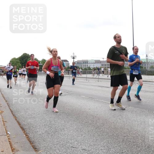 29.06.2025 - hella hamburg halbmarathon Lena Gebhardt http://msf.ph/oto/8443715 29.06.2025 10:29:44 Lombardsbrücke 10322, 1221, 1063, 1097, 1230, 1661, 1694, 2302, 2699, 3179, 3311, 3524, 3613, 4349, 4373, 4395, 4580, 5063, 5322, 5350, 6285, 6725, 7517, 7832, 8388, 8792, 8812, 8941, 9095, 9714, 9937, 10162, 10322, 10641, 10808, 10996, 11249, 11269, 11376, 11444, 11634, 11792, 11803, 11989, 12086, 12216, 12227, 12305, 12537, 13031, 13382, 13810, 14644, 15266, 16306, 16659, 16662, 16676, 17496, 17529, 17945, 18298, 18299, 18385, 18414 meine-sportfotos.de