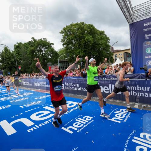 29.06.2025 - hella hamburg halbmarathon Zöllner http://msf.ph/oto/8443720 29.06.2025 10:56:57 Ziel 1955, 2282, 2741, 2759, 5033, 5418, 6835, 7716, 11043, 13816, 14678, 15097, 16008, 16009, 16620, 16679 meine-sportfotos.de