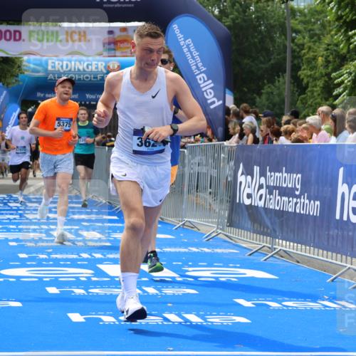 29.06.2025 - hella hamburg halbmarathon Strokosch-Dieckow http://msf.ph/oto/8443730 29.06.2025 10:39:57 Ziel 1603, 2563, 2573, 2826, 3626, 4766, 5050, 5375, 6080, 6149, 7981, 8467, 8574, 11714, 12091, 13514, 15421, 15813, 17973 meine-sportfotos.de