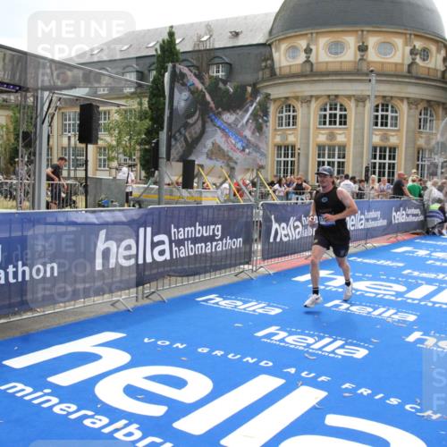 29.06.2025 - hella hamburg halbmarathon Michael Strokosch http://msf.ph/oto/8443761 29.06.2025 10:25:56 Ziel 9767, 10468, 17258, 18692 meine-sportfotos.de