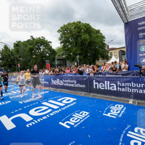 29.06.2025 - hella hamburg halbmarathon Zöllner http://msf.ph/oto/8443781 29.06.2025 10:56:58 Ziel 1955, 2282, 2741, 2759, 5033, 5418, 6835, 7716, 8669, 11043, 11212, 14678, 15097, 16620, 16679 meine-sportfotos.de