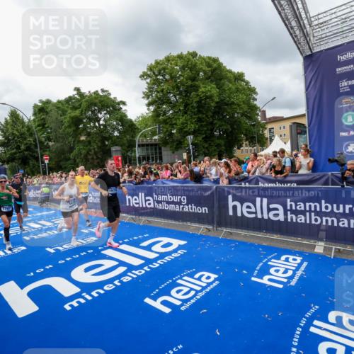 29.06.2025 - hella hamburg halbmarathon Zöllner http://msf.ph/oto/8443813 29.06.2025 10:56:58 Ziel 1955, 2282, 2741, 2759, 5033, 5418, 6835, 7716, 8669, 11043, 11212, 14678, 15097, 16620, 16679 meine-sportfotos.de