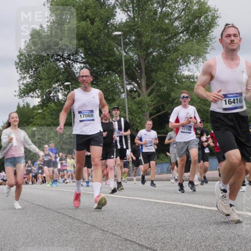 29.06.2025 - hella hamburg halbmarathon Luisa Fischer http://msf.ph/oto/8443815 29.06.2025 10:25:47 Kennedybrücke 17068, 29, 347, 11798, 16416, 17593, 2479, 2886, 3430, 3995, 4131, 4366, 4559, 4970, 6049, 6820, 6826, 6899, 7188, 7190, 7276, 7925, 8855, 8931, 9392, 10065, 10210, 10739 meine-sportfotos.de