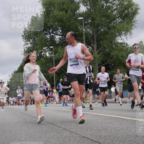 29.06.2025 - hella hamburg halbmarathon Luisa Fischer http://msf.ph/oto/8443822 29.06.2025 10:25:47 Kennedybrücke 71, 17068, 11798, 291, 6347, 6049, 17804, 2479, 2479, 2886, 3430, 3995, 4131, 4366, 4559, 4970, 6049, 6820, 6826, 6899, 7188, 7190, 7276, 7925, 8855, 8931, 9392, 10065, 10210, 10739 meine-sportfotos.de