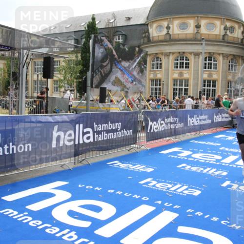 29.06.2025 - hella hamburg halbmarathon Michael Strokosch http://msf.ph/oto/8443842 29.06.2025 10:25:58 Ziel 9767, 10468, 17258, 18692 meine-sportfotos.de