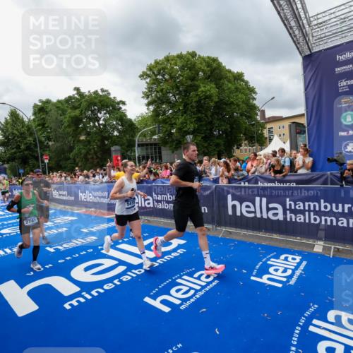 29.06.2025 - hella hamburg halbmarathon Zöllner http://msf.ph/oto/8443853 29.06.2025 10:56:58 Ziel 1955, 2282, 2741, 2759, 5033, 5418, 6835, 7716, 8669, 11043, 11212, 14678, 15097, 16620, 16679 meine-sportfotos.de