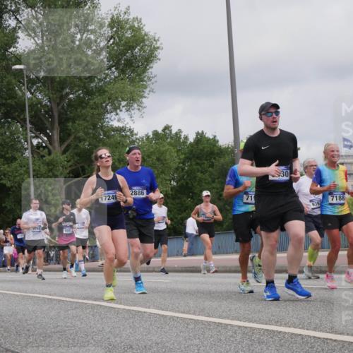 29.06.2025 - hella hamburg halbmarathon Luisa Fischer http://msf.ph/oto/8443871 29.06.2025 10:25:54 Kennedybrücke 6881, 1266, 17249, 2886, 1057, 719, 30, 9392, 7188, 2479, 2744, 2886, 3430, 3600, 4190, 4266, 6048, 6826, 6881, 7188, 7190, 7276, 9392, 10210, 10432, 10573 meine-sportfotos.de
