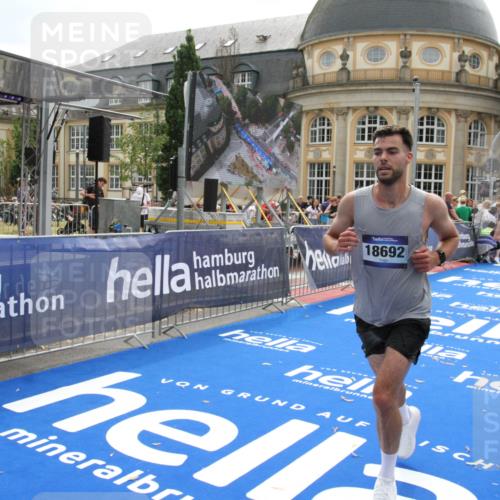 29.06.2025 - hella hamburg halbmarathon Michael Strokosch http://msf.ph/oto/8443874 29.06.2025 10:25:59 Ziel 9767, 10468, 17258, 18692 meine-sportfotos.de