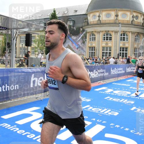 29.06.2025 - hella hamburg halbmarathon Michael Strokosch http://msf.ph/oto/8443895 29.06.2025 10:25:59 Ziel 9767, 10468, 17258, 18692 meine-sportfotos.de