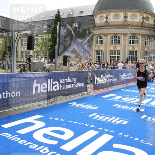29.06.2025 - hella hamburg halbmarathon Michael Strokosch http://msf.ph/oto/8443927 29.06.2025 10:25:59 Ziel 9767, 10468, 17258, 18692 meine-sportfotos.de
