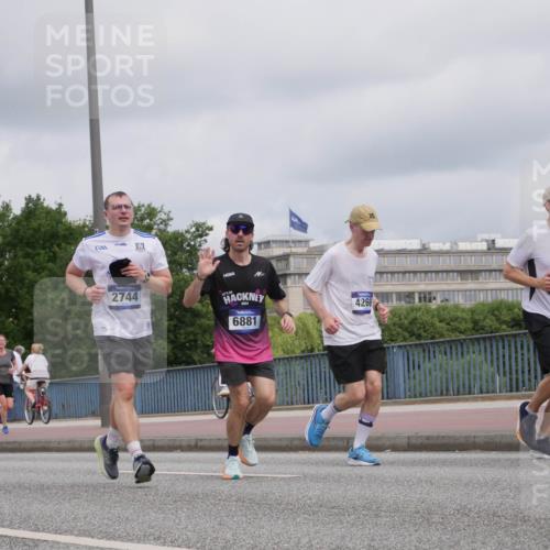29.06.2025 - hella hamburg halbmarathon Luisa Fischer http://msf.ph/oto/8443936 29.06.2025 10:25:58 Kennedybrücke 10432, 2744, 6881, 4266, 90, 2744, 2886, 3430, 3600, 3601, 4190, 4266, 6048, 6881, 7188, 7190, 9392, 10432, 10573 meine-sportfotos.de