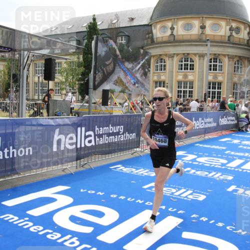 29.06.2025 - hella hamburg halbmarathon Michael Strokosch http://msf.ph/oto/8443963 29.06.2025 10:26:00 Ziel 9767, 10468, 18692 meine-sportfotos.de