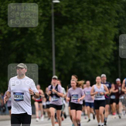 29.06.2025 - hella hamburg halbmarathon Dr. Thomas Lammeyer http://msf.ph/oto/8443982 29.06.2025 10:57:45 Kennedybrücke 1753, 2291, 5562, 6041, 6044, 6913, 7039, 7611, 7890, 8212, 8414, 8515, 8906, 9103, 9368, 9545, 9685, 10490, 11268 meine-sportfotos.de