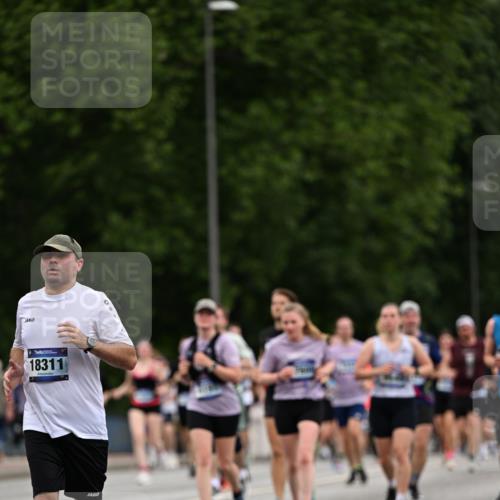 29.06.2025 - hella hamburg halbmarathon Dr. Thomas Lammeyer http://msf.ph/oto/8443993 29.06.2025 10:57:45 Kennedybrücke 1753, 2291, 5562, 6041, 6044, 6913, 7039, 7611, 7890, 8212, 8414, 8515, 8906, 9103, 9368, 9545, 9685, 10490, 11268 meine-sportfotos.de