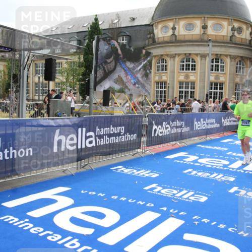 29.06.2025 - hella hamburg halbmarathon Michael Strokosch http://msf.ph/oto/8444033 29.06.2025 10:26:02 Ziel 9767, 10468 meine-sportfotos.de