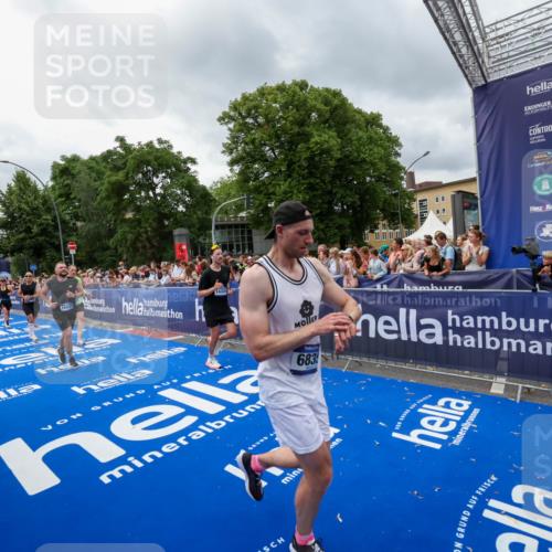29.06.2025 - hella hamburg halbmarathon Zöllner http://msf.ph/oto/8444067 29.06.2025 10:57:01 Ziel 1485, 1955, 2282, 2759, 4299, 5033, 6835, 8669, 11043, 11212, 11638, 14678, 15097, 16470, 16620, 18719, 19091 meine-sportfotos.de