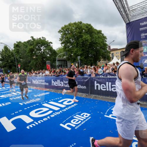 29.06.2025 - hella hamburg halbmarathon Zöllner http://msf.ph/oto/8444094 29.06.2025 10:57:01 Ziel 1485, 1955, 2282, 2759, 4299, 5033, 6835, 8669, 11043, 11212, 11638, 14678, 15097, 16470, 16620, 18719, 19091 meine-sportfotos.de