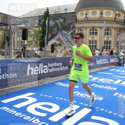 29.06.2025 - hella hamburg halbmarathon Michael Strokosch http://msf.ph/oto/8444098 29.06.2025 10:26:03 Ziel 9767, 13779, 17003 meine-sportfotos.de