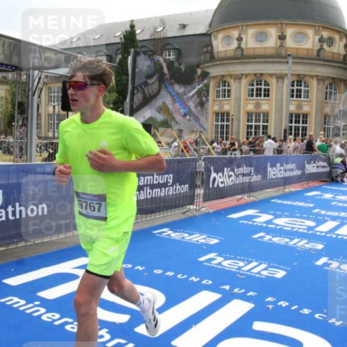 29.06.2025 - hella hamburg halbmarathon Michael Strokosch http://msf.ph/oto/8444109 29.06.2025 10:26:03 Ziel 9767, 13779, 17003 meine-sportfotos.de