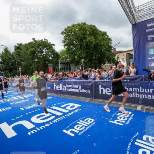 29.06.2025 - hella hamburg halbmarathon Zöllner http://msf.ph/oto/8444123 29.06.2025 10:57:02 Ziel 1485, 2282, 2759, 4299, 5033, 8669, 11043, 11143, 11212, 11638, 14678, 15097, 16470, 16620, 18719, 19091 meine-sportfotos.de