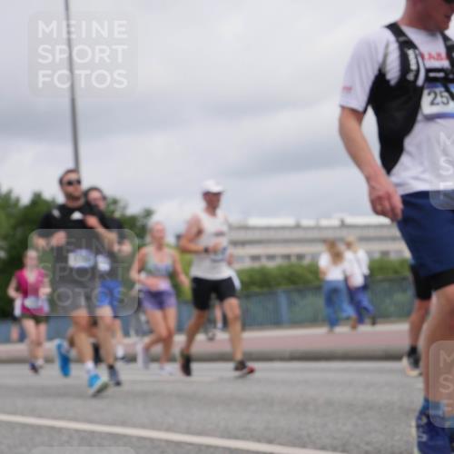 29.06.2025 - hella hamburg halbmarathon Luisa Fischer http://msf.ph/oto/8444138 29.06.2025 10:26:09 Kennedybrücke 25, 2022, 2294, 2514, 3003, 3769, 4969, 5629, 5798, 5838, 6747, 6784, 6785, 7891, 8355, 8715, 9256, 10088 meine-sportfotos.de