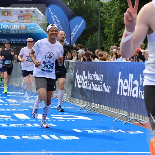 29.06.2025 - hella hamburg halbmarathon Strokosch-Dieckow http://msf.ph/oto/8444155 29.06.2025 10:39:49 Ziel 1603, 1975, 2525, 2563, 2573, 3626, 4766, 6149, 7981, 8574, 11714, 13190, 14204, 15421, 15435, 15744, 15813, 16580, 17005, 17792, 18013 meine-sportfotos.de