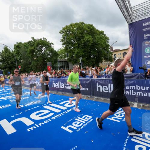 29.06.2025 - hella hamburg halbmarathon Zöllner http://msf.ph/oto/8444163 29.06.2025 10:57:03 Ziel 1485, 2282, 2759, 4299, 5033, 8669, 11043, 11143, 11212, 11638, 14678, 15097, 16470, 16620, 16909, 18719, 19091 meine-sportfotos.de