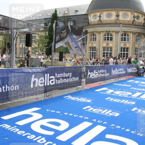 29.06.2025 - hella hamburg halbmarathon Michael Strokosch http://msf.ph/oto/8444167 29.06.2025 10:26:08 Ziel 13779, 16615, 17003 meine-sportfotos.de