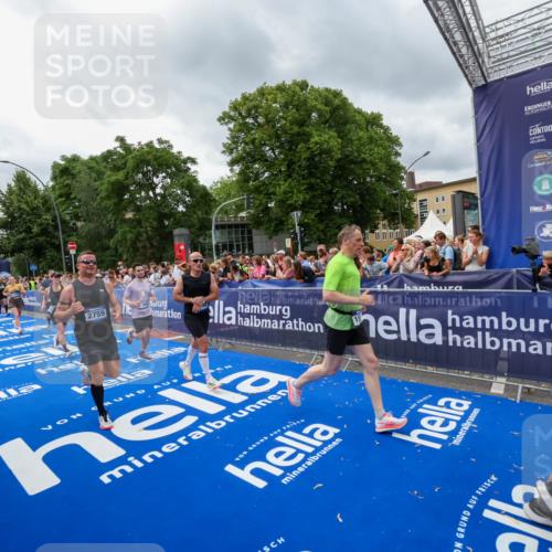 29.06.2025 - hella hamburg halbmarathon Zöllner http://msf.ph/oto/8444173 29.06.2025 10:57:03 Ziel 1485, 2282, 2759, 4299, 5033, 8669, 11043, 11143, 11212, 11638, 14678, 15097, 16470, 16620, 16909, 18719, 19091 meine-sportfotos.de