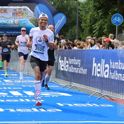 29.06.2025 - hella hamburg halbmarathon Strokosch-Dieckow http://msf.ph/oto/8444200 29.06.2025 10:39:49 Ziel 1603, 1975, 2525, 2563, 2573, 3626, 4766, 6149, 7981, 8574, 11714, 13190, 14204, 15421, 15435, 15744, 15813, 16580, 17005, 17792, 18013 meine-sportfotos.de