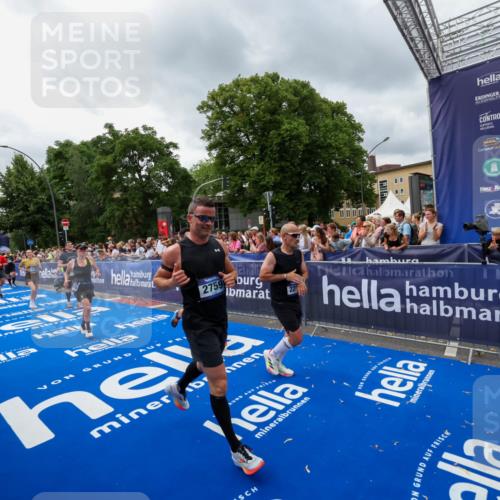 29.06.2025 - hella hamburg halbmarathon Zöllner http://msf.ph/oto/8444217 29.06.2025 10:57:03 Ziel 1485, 2282, 2759, 4299, 5033, 8669, 11043, 11143, 11212, 11638, 14678, 15097, 16470, 16620, 16909, 18719, 19091 meine-sportfotos.de