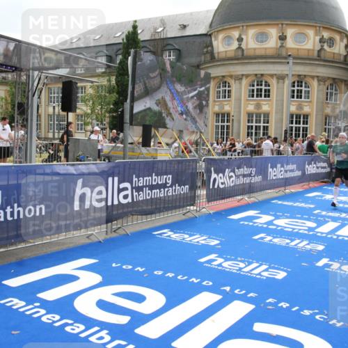 29.06.2025 - hella hamburg halbmarathon Michael Strokosch http://msf.ph/oto/8444225 29.06.2025 10:26:09 Ziel 13779, 16615, 17003 meine-sportfotos.de