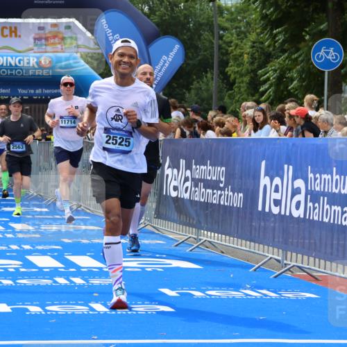 29.06.2025 - hella hamburg halbmarathon Strokosch-Dieckow http://msf.ph/oto/8444228 29.06.2025 10:39:50 Ziel 1603, 1975, 2525, 2563, 2573, 3626, 4766, 6149, 7981, 8467, 8574, 11714, 13190, 14204, 15421, 15744, 15813, 17005, 17792, 18013 meine-sportfotos.de