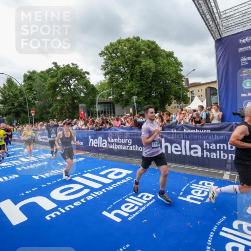29.06.2025 - hella hamburg halbmarathon Zöllner http://msf.ph/oto/8444245 29.06.2025 10:57:04 Ziel 1485, 2282, 2759, 4299, 5033, 8669, 11043, 11143, 11212, 11638, 13691, 14408, 14678, 15097, 16470, 16909, 18719, 19091 meine-sportfotos.de