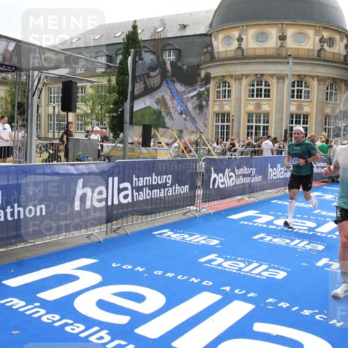 29.06.2025 - hella hamburg halbmarathon Michael Strokosch http://msf.ph/oto/8444265 29.06.2025 10:26:10 Ziel 13779, 16615, 17003 meine-sportfotos.de