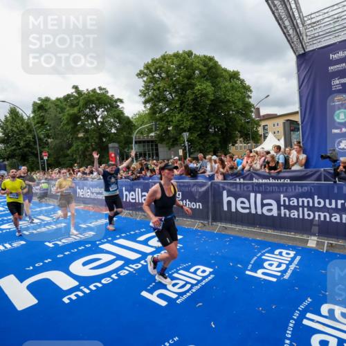 29.06.2025 - hella hamburg halbmarathon Zöllner http://msf.ph/oto/8444286 29.06.2025 10:57:05 Ziel 1485, 4299, 5033, 8669, 11043, 11143, 11212, 11638, 13691, 14408, 14588, 14678, 16470, 16909, 17617, 18719, 19091 meine-sportfotos.de