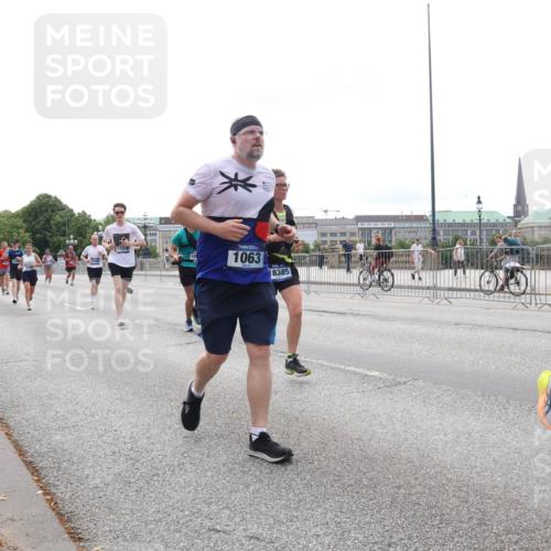 29.06.2025 - hella hamburg halbmarathon Lena Gebhardt http://msf.ph/oto/8444289 29.06.2025 10:29:48 Lombardsbrücke 113, 6, 1063, 18385, 138, 1063, 1097, 1547, 1661, 1694, 2302, 2699, 3179, 3311, 3524, 3613, 4349, 4395, 4580, 5063, 5322, 5350, 6285, 6626, 6725, 7517, 7832, 8388, 8792, 8812, 8941, 9095, 9714, 9937, 10162, 10322, 10996, 11249, 11269, 11376, 11444, 11634, 11792, 11803, 12086, 12216, 12227, 12305, 12537, 13031, 13382, 13810, 14304, 14644, 15266, 16182, 16306, 16659, 16662, 16676, 16769, 17496, 17529, 17945, 18298, 18299, 18385, 18503 meine-sportfotos.de