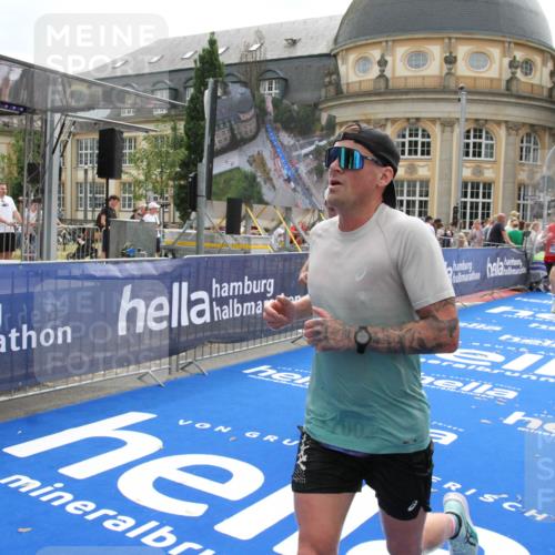 29.06.2025 - hella hamburg halbmarathon Michael Strokosch http://msf.ph/oto/8444305 29.06.2025 10:26:10 Ziel 13779, 16615, 17003 meine-sportfotos.de