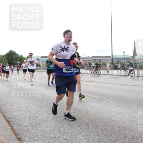 29.06.2025 - hella hamburg halbmarathon Lena Gebhardt http://msf.ph/oto/8444315 29.06.2025 10:29:48 Lombardsbrücke 109, 1063, 9385, 1063, 1097, 1547, 1661, 1694, 2302, 2699, 3179, 3311, 3524, 3613, 4349, 4395, 4580, 5063, 5322, 5350, 6285, 6626, 6725, 7517, 7832, 8388, 8792, 8812, 8941, 9095, 9714, 9937, 10162, 10322, 10996, 11249, 11269, 11376, 11444, 11634, 11792, 11803, 12086, 12216, 12227, 12305, 12537, 13031, 13382, 13810, 14304, 14644, 15266, 16182, 16306, 16659, 16662, 16676, 16769, 17496, 17529, 17945, 18298, 18299, 18385, 18503 meine-sportfotos.de