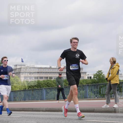 29.06.2025 - hella hamburg halbmarathon Luisa Fischer http://msf.ph/oto/8444319 29.06.2025 10:26:20 Kennedybrücke 578, 15352, 1029, 1372, 1853, 2294, 3029, 4793, 5223, 5798, 6578, 7266, 7919, 9301, 9512, 10088 meine-sportfotos.de
