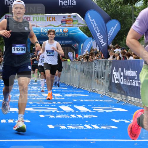 29.06.2025 - hella hamburg halbmarathon Strokosch-Dieckow http://msf.ph/oto/8444324 29.06.2025 10:39:47 Ziel 1603, 1975, 2525, 2563, 2573, 4398, 4766, 6149, 7981, 11714, 13190, 14204, 15435, 15744, 15813, 16580, 16761, 17005, 17792, 18013 meine-sportfotos.de