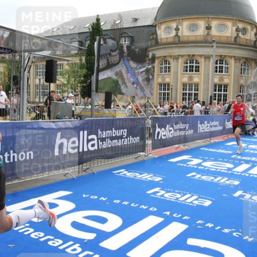 29.06.2025 - hella hamburg halbmarathon Michael Strokosch http://msf.ph/oto/8444347 29.06.2025 10:26:11 Ziel 13779, 16615, 17003 meine-sportfotos.de