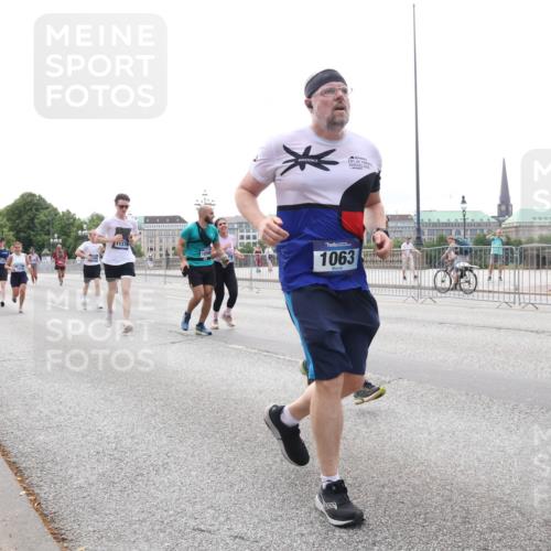 29.06.2025 - hella hamburg halbmarathon Lena Gebhardt http://msf.ph/oto/8444349 29.06.2025 10:29:49 Lombardsbrücke 11376, 109, 1063, 1063, 1097, 1547, 1661, 1694, 2302, 2699, 3179, 3311, 3524, 3613, 4349, 4395, 4580, 5063, 5322, 5350, 6285, 6626, 6725, 7517, 7832, 8388, 8792, 8812, 8941, 9095, 9714, 9937, 10162, 10322, 10996, 11249, 11269, 11376, 11444, 11634, 11792, 12086, 12216, 12227, 12305, 12537, 13031, 13382, 13810, 14304, 14644, 15266, 16182, 16306, 16659, 16662, 16676, 16769, 17496, 17529, 17945, 18298, 18299, 18385, 18503 meine-sportfotos.de