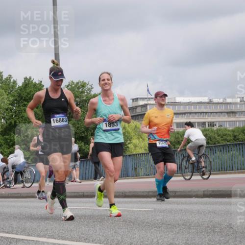 29.06.2025 - hella hamburg halbmarathon Luisa Fischer http://msf.ph/oto/8444355 29.06.2025 10:26:23 Kennedybrücke 909, 13921, 16863, 361, 1853, 1029, 1029, 1187, 1362, 1372, 1853, 3029, 4728, 4793, 5223, 6578, 7266, 7919, 9301, 9512, 9913 meine-sportfotos.de