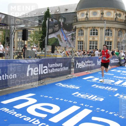 29.06.2025 - hella hamburg halbmarathon Michael Strokosch http://msf.ph/oto/8444356 29.06.2025 10:26:11 Ziel 13779, 16615, 17003 meine-sportfotos.de