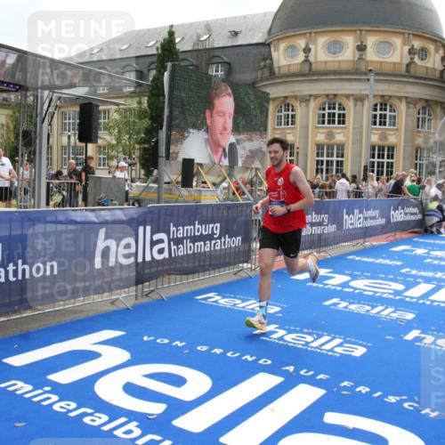 29.06.2025 - hella hamburg halbmarathon Michael Strokosch http://msf.ph/oto/8444380 29.06.2025 10:26:12 Ziel 13779, 16615, 17003 meine-sportfotos.de