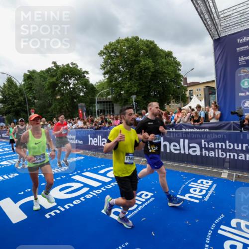 29.06.2025 - hella hamburg halbmarathon Zöllner http://msf.ph/oto/8444385 29.06.2025 10:57:07 Ziel 1485, 4261, 4299, 8669, 11143, 11212, 11638, 13691, 14408, 14588, 16470, 16909, 17617, 18208, 18719, 19091 meine-sportfotos.de
