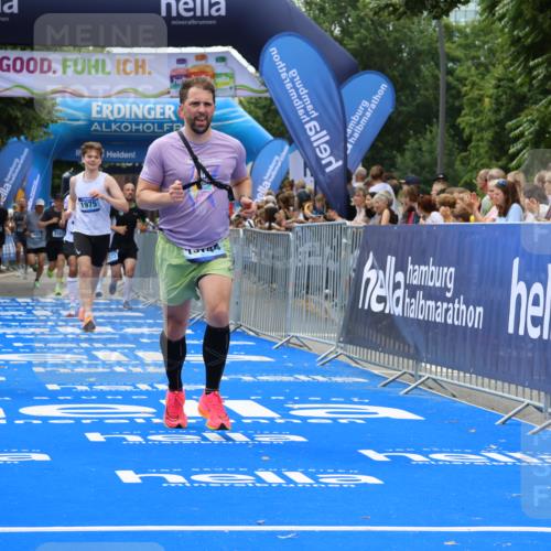 29.06.2025 - hella hamburg halbmarathon Strokosch-Dieckow http://msf.ph/oto/8444389 29.06.2025 10:39:45 Ziel 1358, 1975, 2525, 2563, 2573, 4398, 4766, 4888, 6149, 11714, 13190, 14204, 15435, 15744, 15813, 16580, 16761, 17005, 17425, 17792, 18013 meine-sportfotos.de